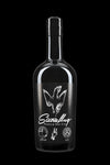 Eine dunkle schöne Gin Flasche mit Premium Dry Gin ist zum verköstigen bereit. Das weiße Sturzfluglogo schmückt das Spirituosen Etikett.