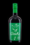 Eine markantes grünes Etikett hat der Kräuterbitterschwarz Gin in einer schwarzen Flasche. Die Flasche steht vor einem schwarzen Hintergrund und das Falkenlogo in weiß schmückt die Marke der Spirituose